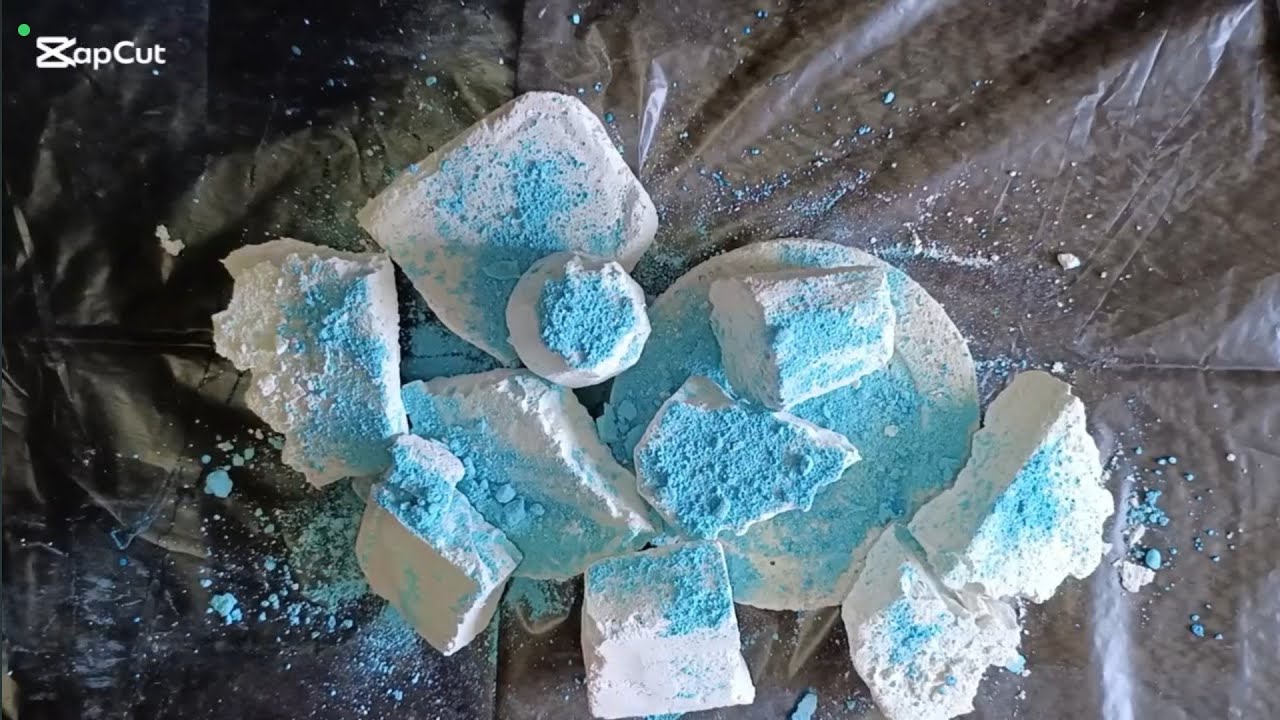 Crushing white chalk covered in blue 🩵🤍crunchy Gum chalk #Asmr blu chalk 