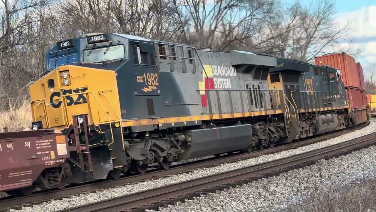 CSX 719 leads I135 on 12/28/25 through Shenandoah Junction 