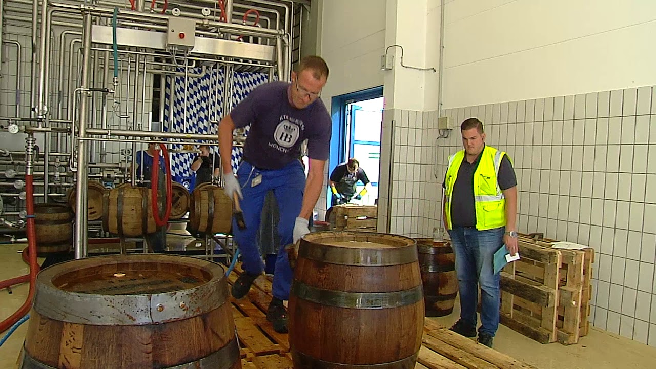 münchen.tv füllt Wiesnbier in traditionelle Holzfässer für's Oktoberfest