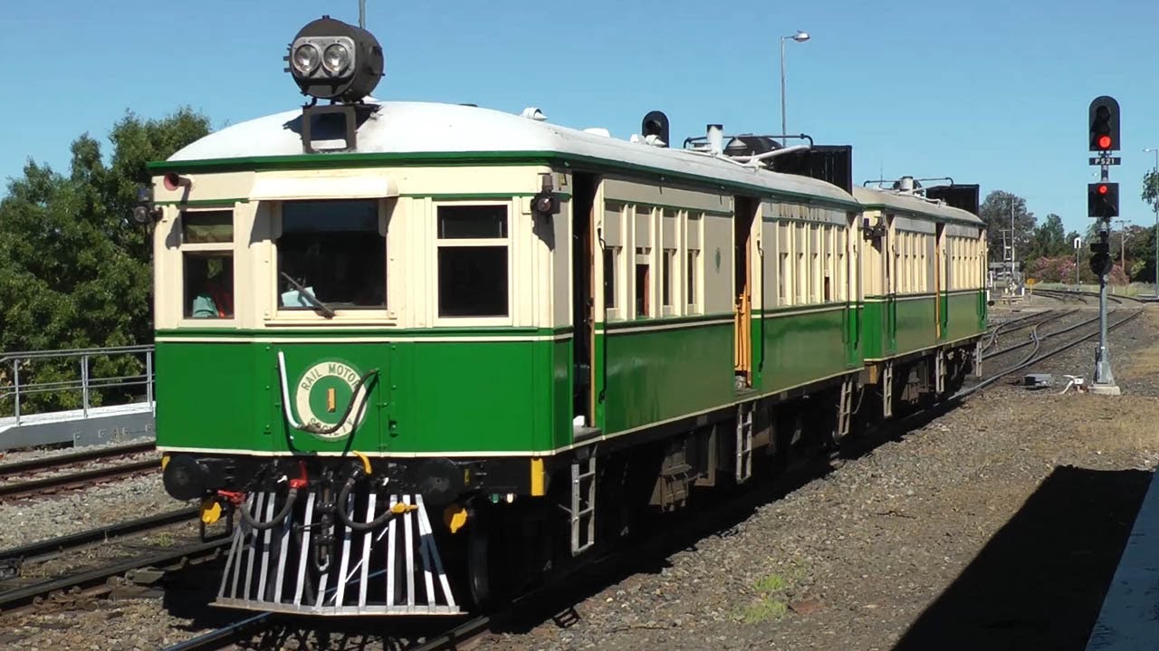 Tin Hares via Parkes and Stockinbingal: Australian Trains