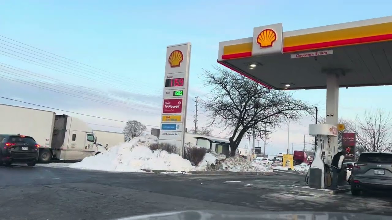Cheaper gas in town ( Đi làm về ghé đổ xăng chỗ nầy rẻ hơn 10cents/L. mỗi ngày )