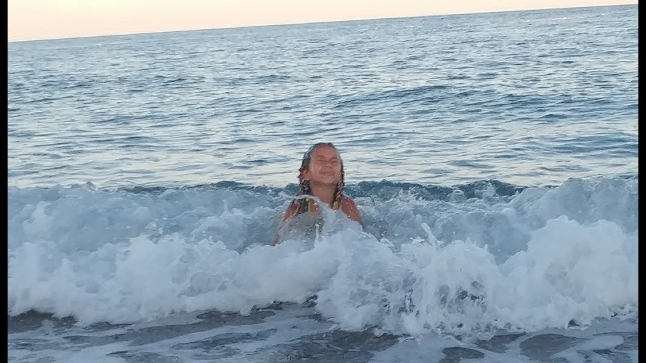 Şişme deniz oyuncaklarımız kayboldu müthiş dalgalarla savaş yaptık, eğlenceli vlog videosu