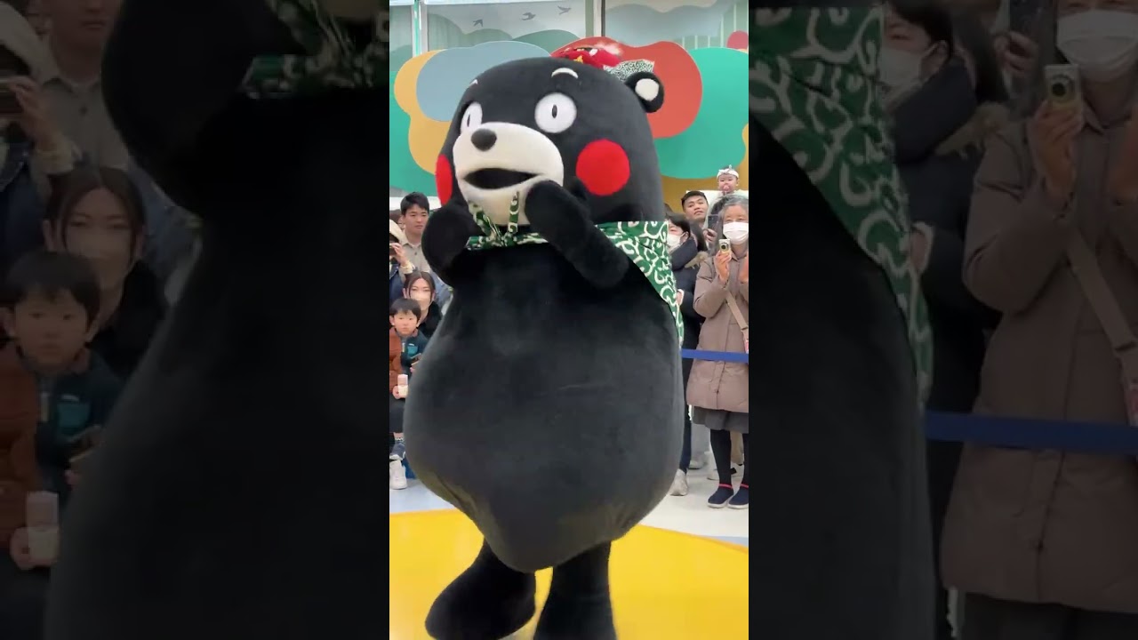 在熊本的熊本熊廣場看熊本熊跳熊舞\Watching Kumamon dance in Kumamoto City