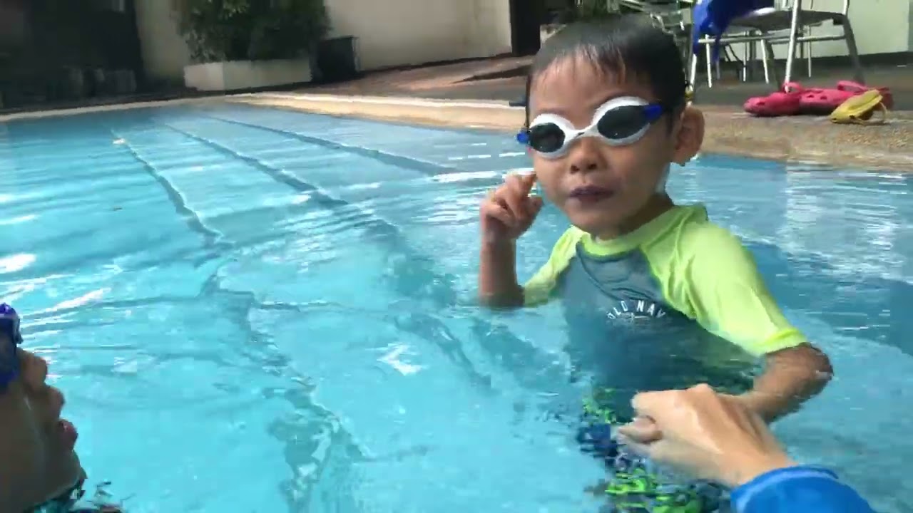 L tries out his goggles