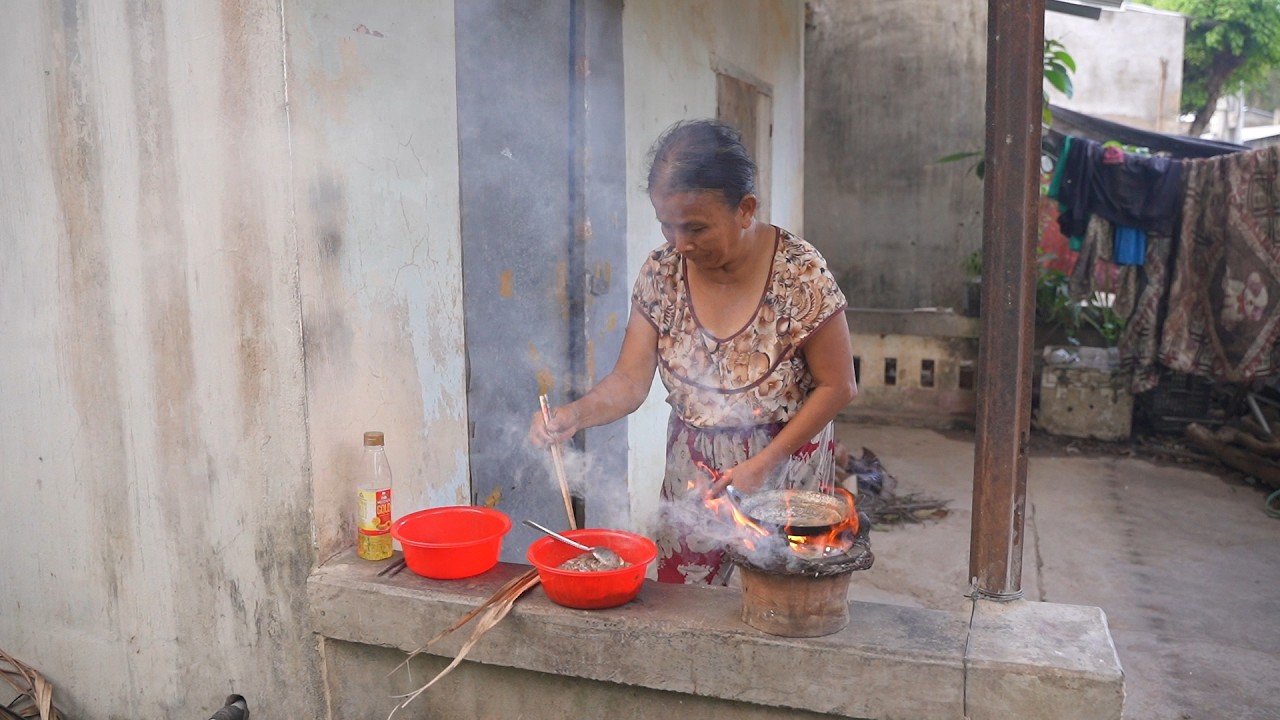 Người Phụ Nữ Nấu Những Món Ăn Kì Lạ Để ''Bốc M.ùi'' Mời Không Ai Dám Thử