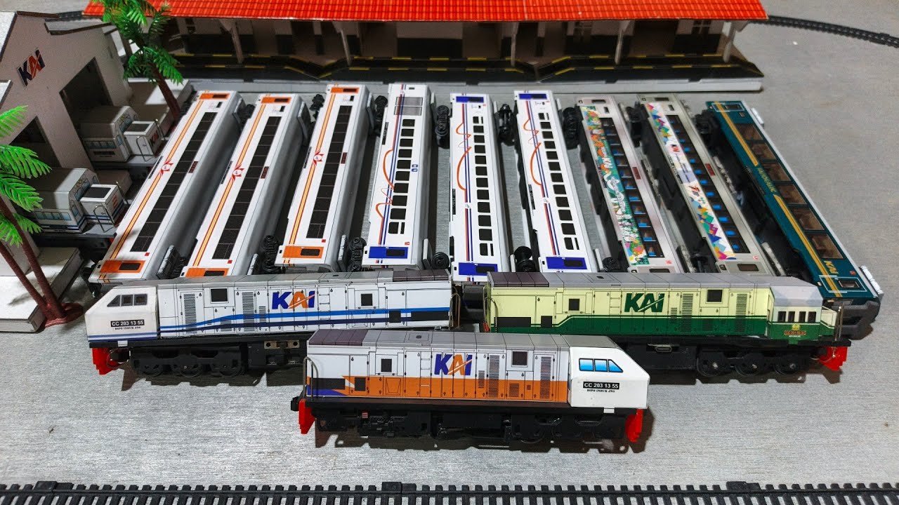 Merakit dan roling mainan kereta api, ada lokomotif CC 203 WNB, CC 203 KAI, dan CC 201 VINTAGE