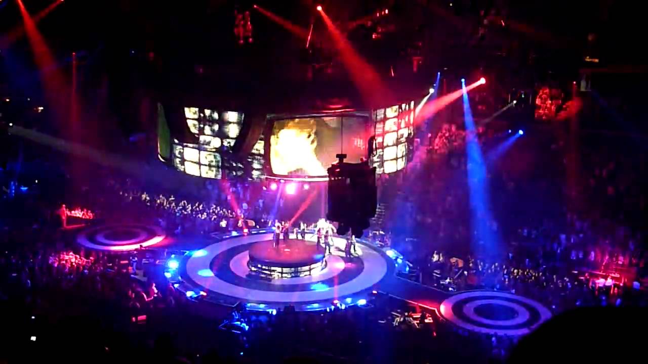 Britney Spears- Womanizer Live Detroit