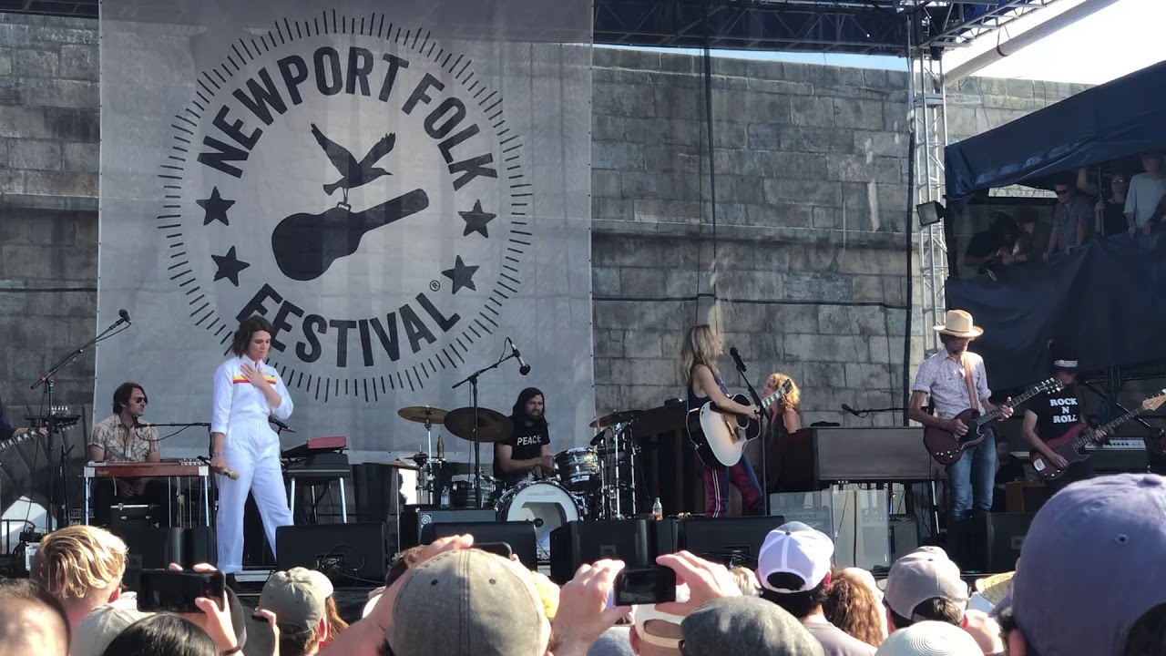 Sheryl Crow and Brandi Carlile perform George Harrison’s “Beware of Darkness”