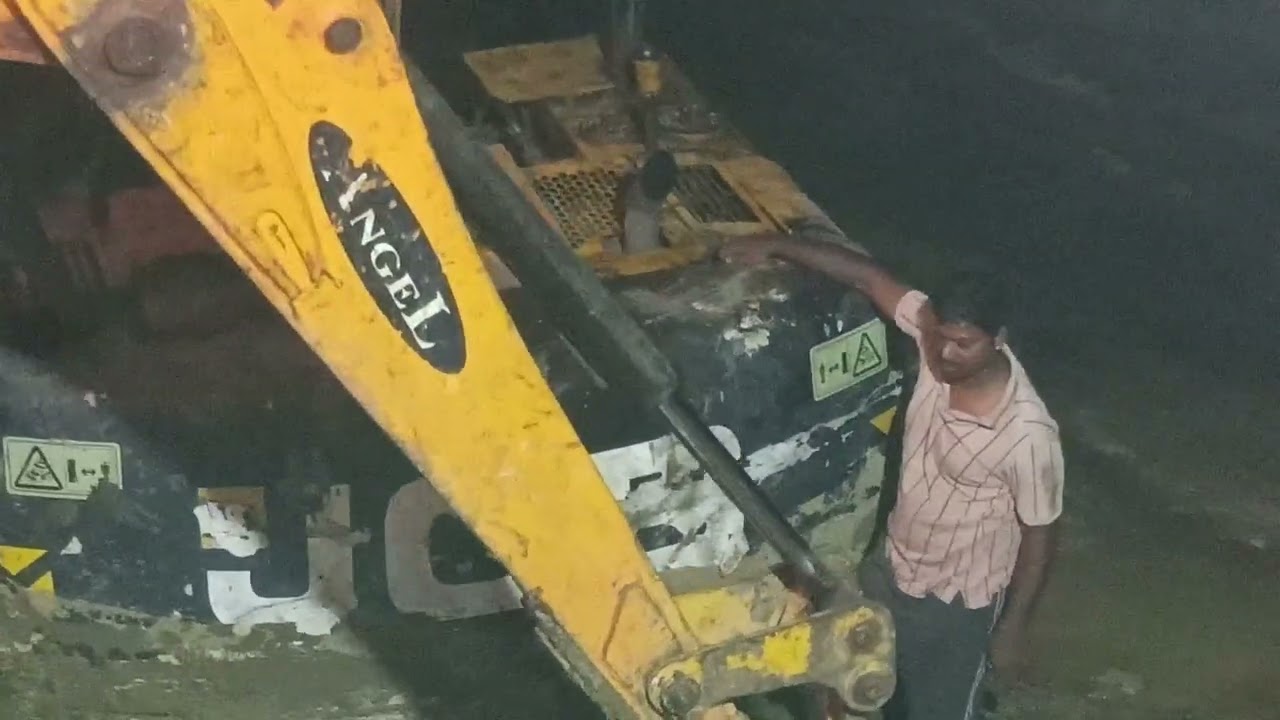ഒരു Jcb കയറ്റാനുള്ള പെടപ്പാട് 