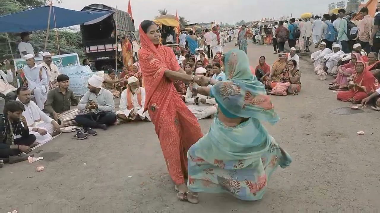 वारकरी वारीमध्ये फुगडी चा आनंद धेताना