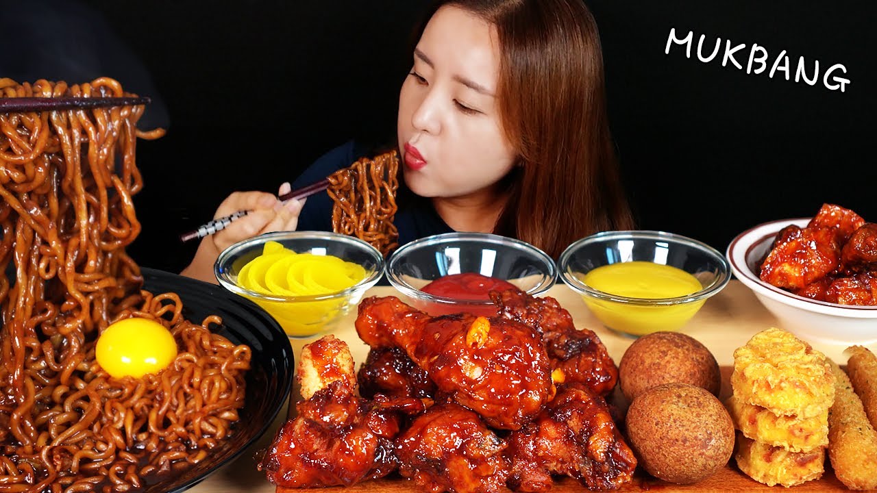 ASMR MUKBANG :) лапша из черной фасоли, курица в соевом соусе, наггетсы халапеньо, сырная палочка.