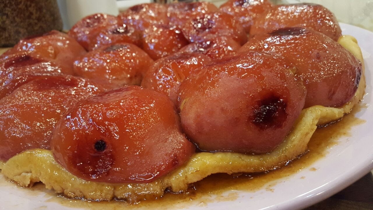Tarta de membrillos al vino tinto en sartén