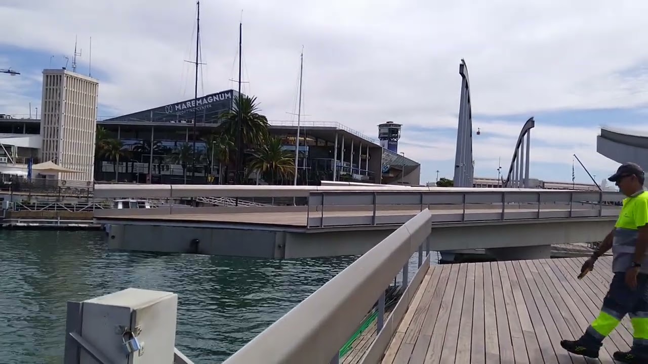 Yachthafen Barcelona, Drehbrücke