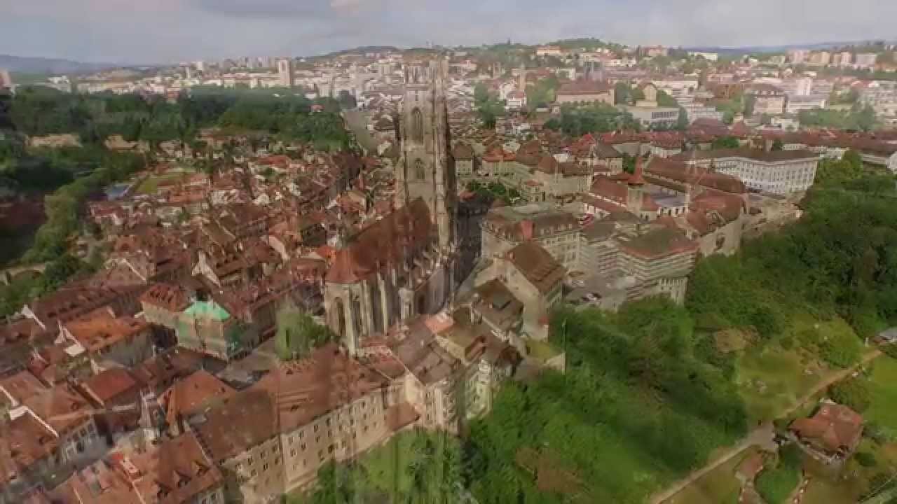 Folie chantante au sommet de la cathédrale de Fribourg