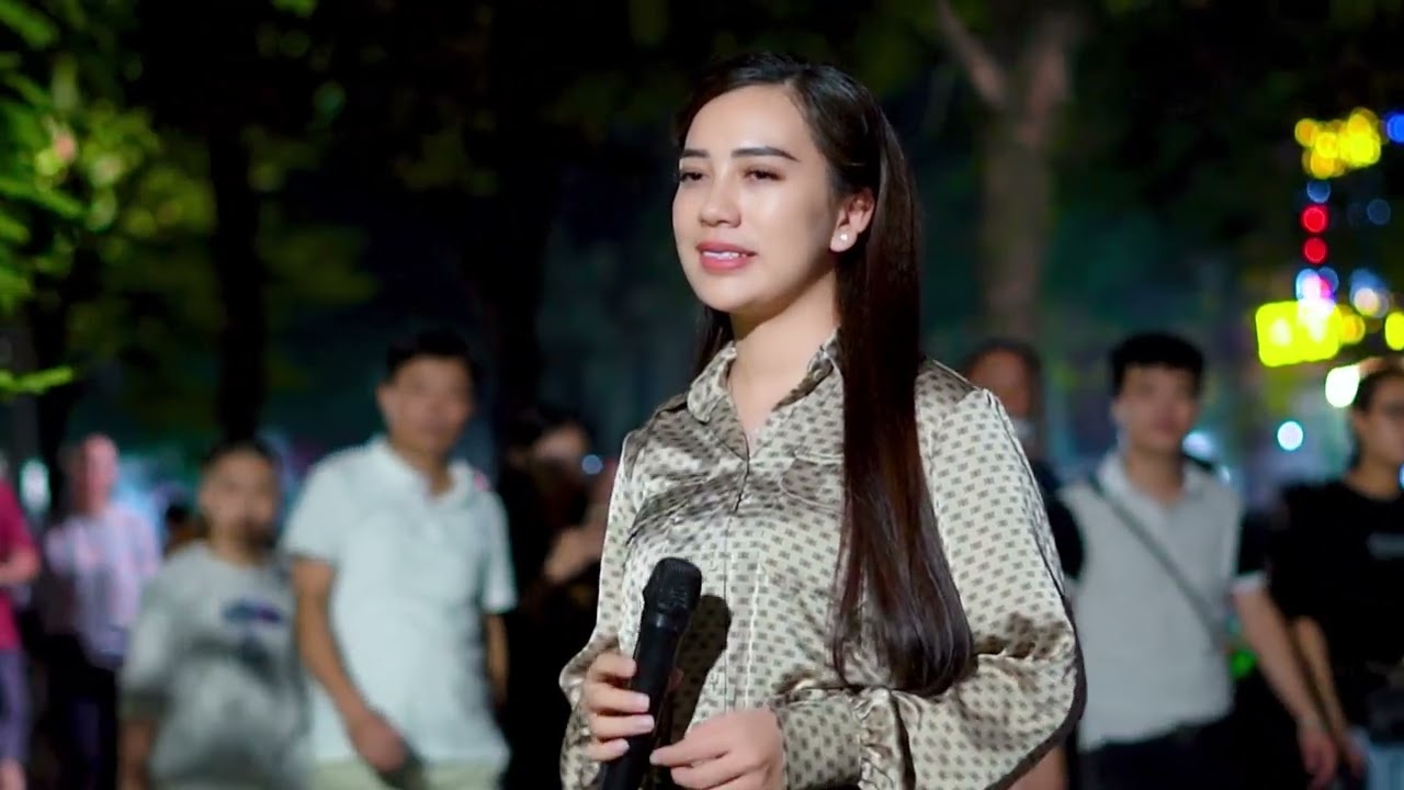 Em Hậu Phương Anh Tiền Tuyến - Em Cất Tiếng Hát Lên Là Cả Phố Đi Bộ Bất Ngờ - Thanh Hiền