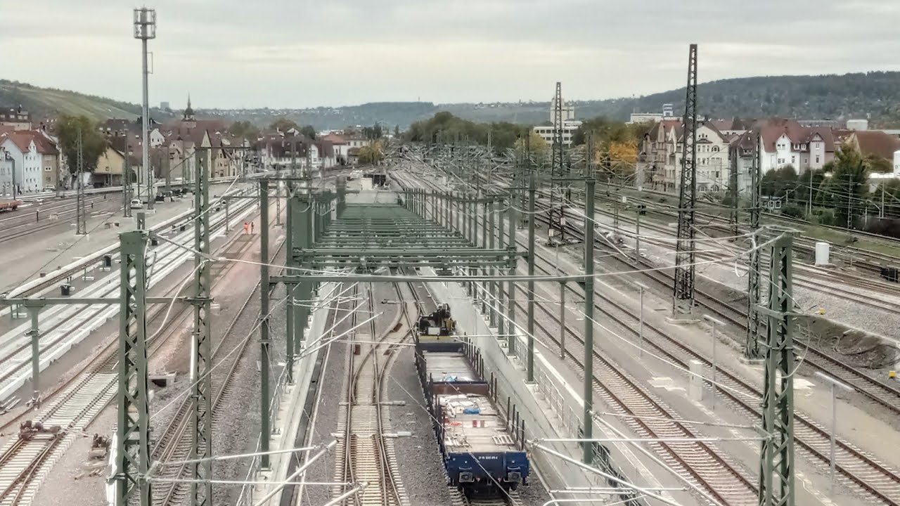 Zweiwegebagger in Untert&uuml;rkheim in der neuen Abstellanlage f&uuml;r die Triebz&uuml;ge