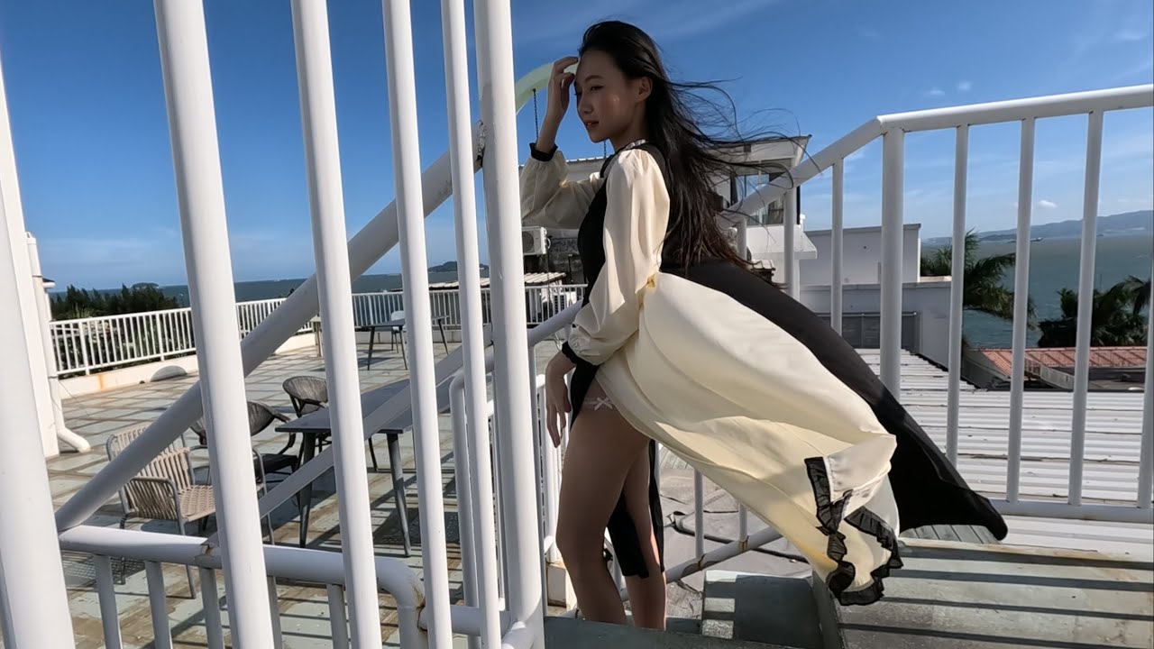 甜美的可可在美美的海边民宿展示我们精心设计的一款叠穿连衣裙