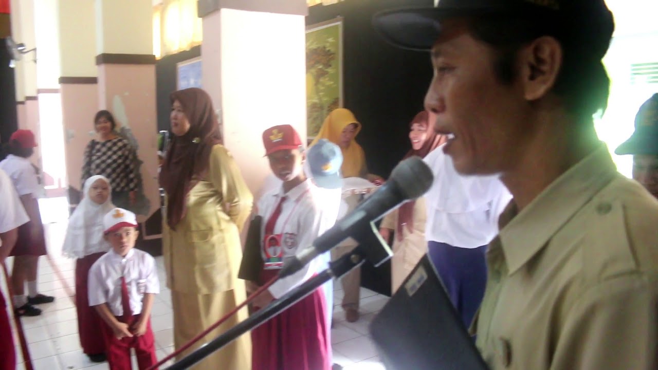 MEMBERIKAN MEDALI SISWA SISWI SLB NEGERI PEMBINA YK YG BERPRESTASI 2019