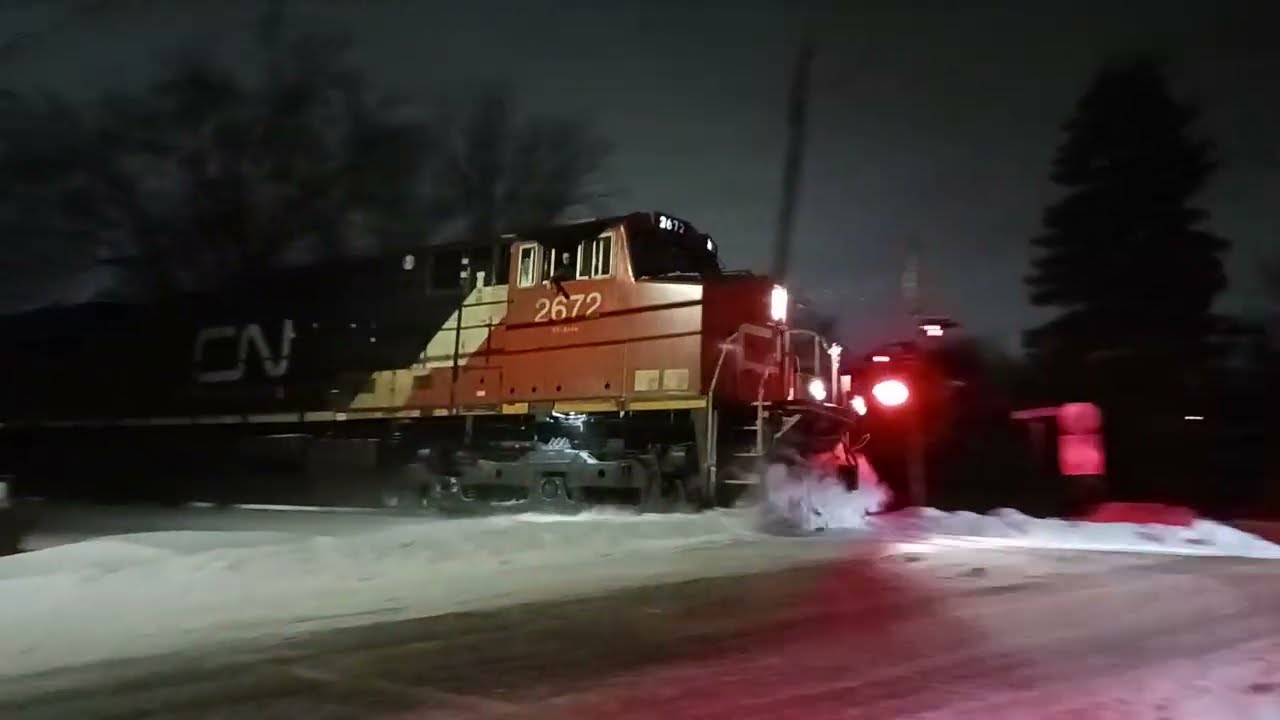 Dash-9 leader! CN L548 rolling through with a wave from the crew! - Boucherville, Qc