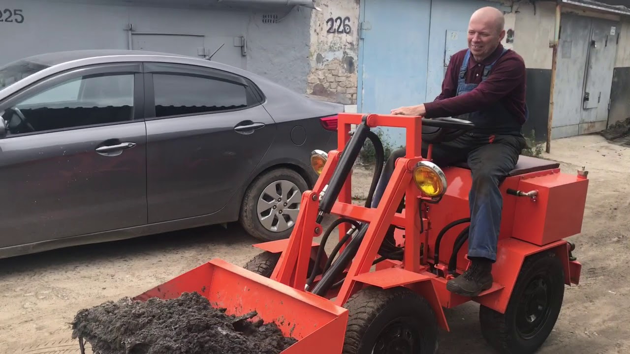 Мини погрузчик в работе