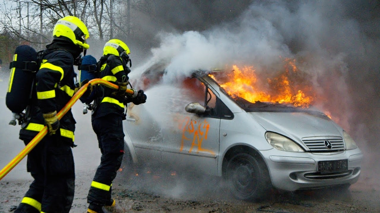 Požár - dopravní prostředky - přístup k hořícímu automobilu s neznámým pohonem
