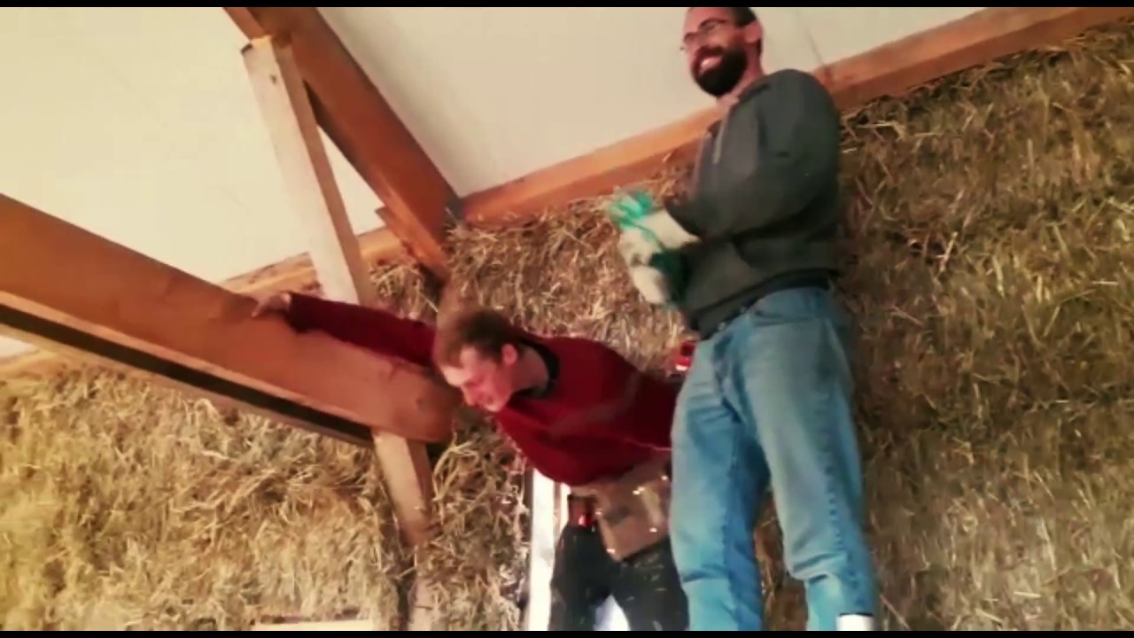 Stro in de vakken en de leemlaag zit erop!! Joepie!! :)