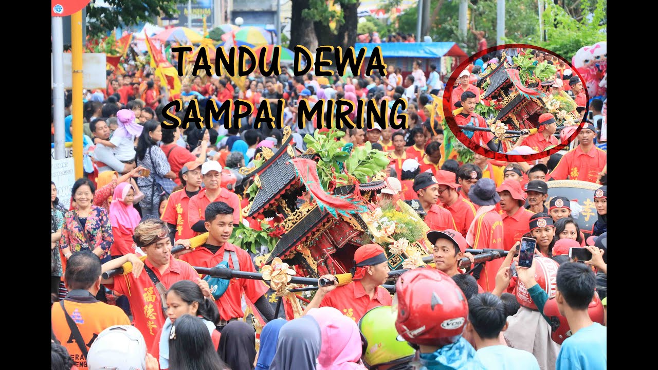 Meriahnya Kirab Bwee Gee di Kudus, Plt Bupati pun Ikut Gotong Tandu Dewa
