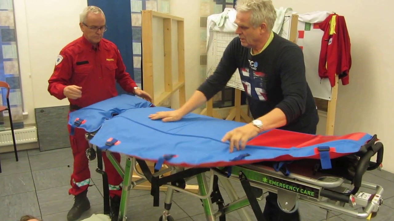 Vacuum mattress - preparing the mattress and lifting the patient to the stretcher.