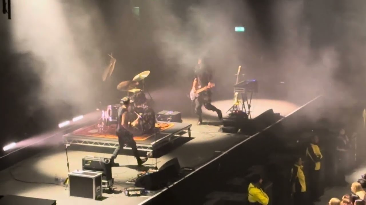 HEALTH - CRACK METAL (Wembley Arena, London, December 16, 2023) LIVE/4K