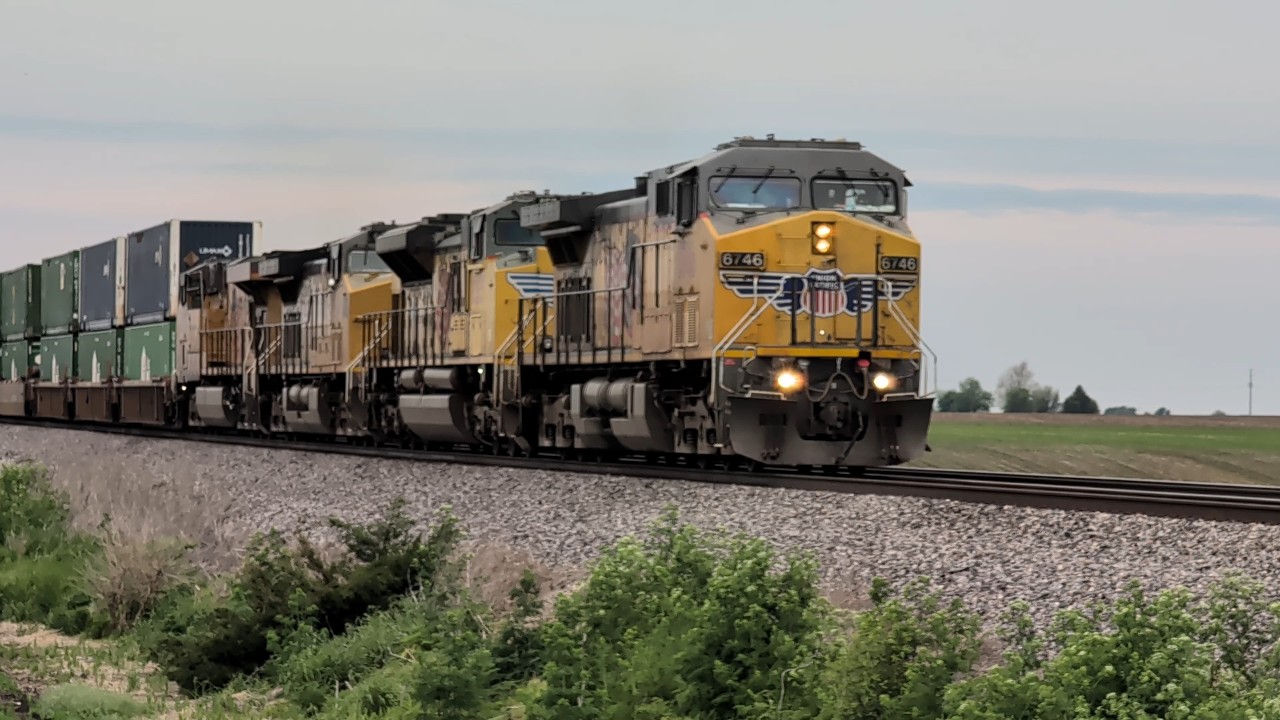 FASTEST Freight Train I've Ever Seen Shreds a Curve!!  | 6-Engine Union Pacific Monster Roars East