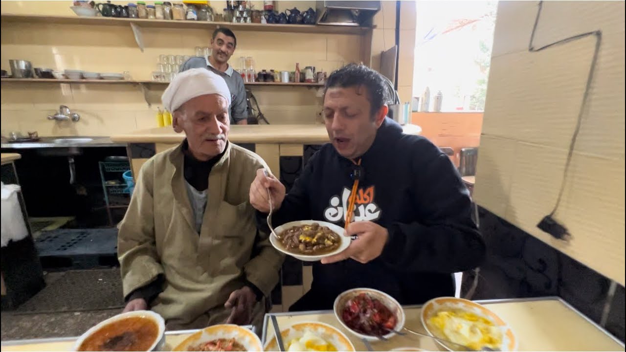 العيش البتاو و الفول المقمور عند الحج عبد الفتاح في برهيم منوف