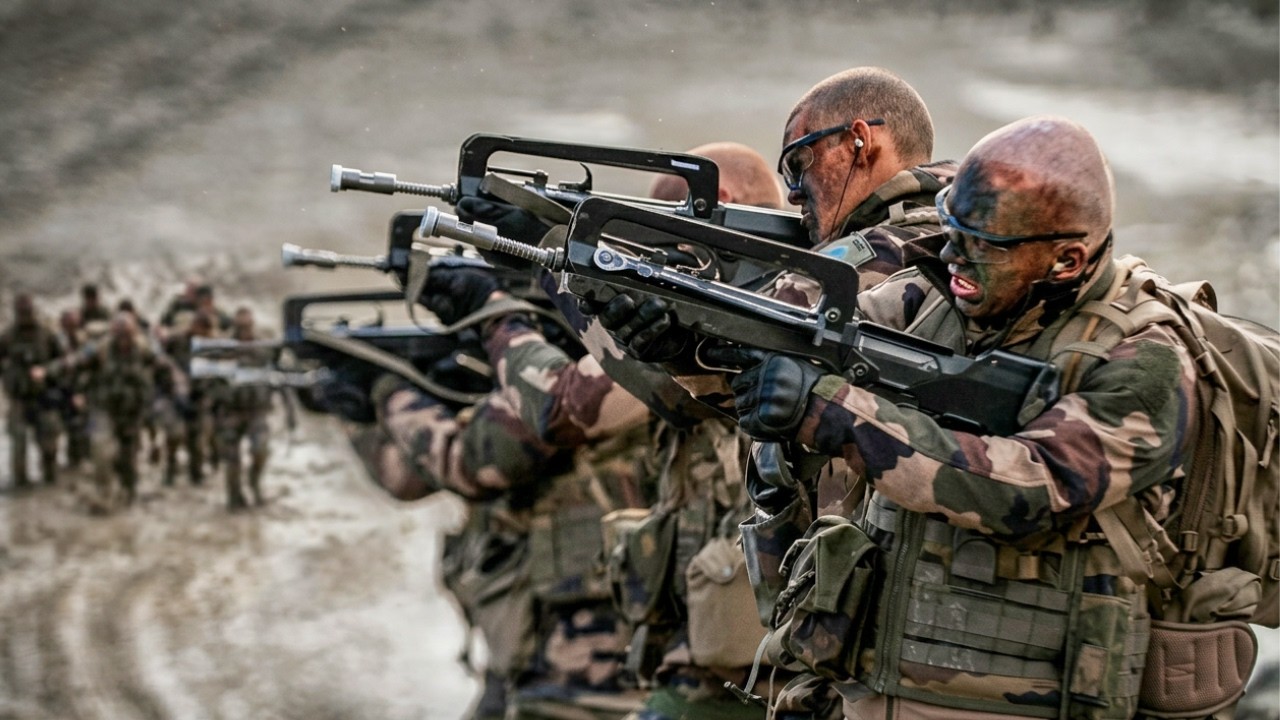 Commandos et l&eacute;gionnaires : marche ou cr&egrave;ve pour l'uniforme