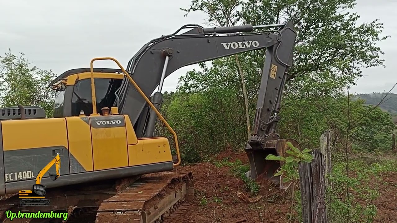 limpeza para reforma de cerca de divisa com escavadeira hidráulica volvo ec140dl