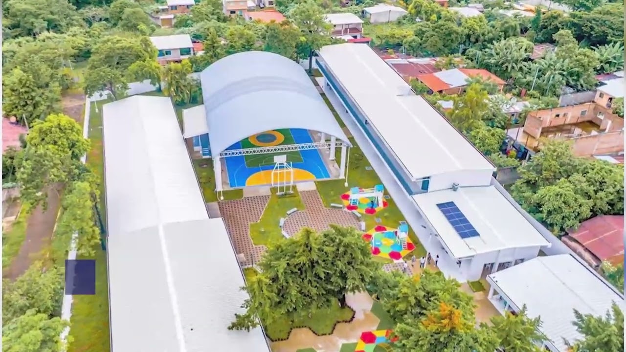El Presidente, Nayib Bukele. inauguró 70 nuevas escuelas.