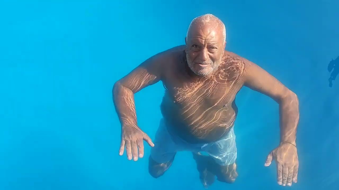 تعليم السباحه لكبار السن اعرف من هذا الفيديو ان العمر مجرد رقم الرجل البر مائي 🏊🏼75 سنه