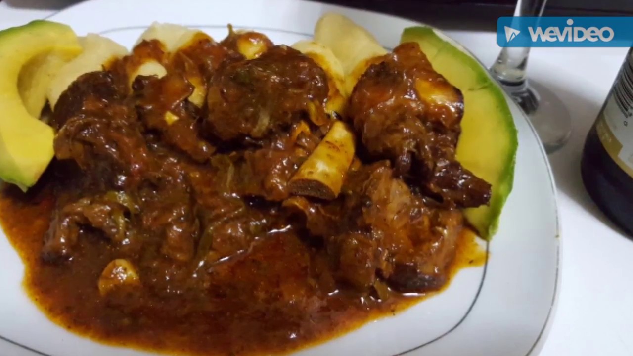 CARNE DE CHIVO GUISADA CON BOLLO DE MAÍZ Y AGUACATE