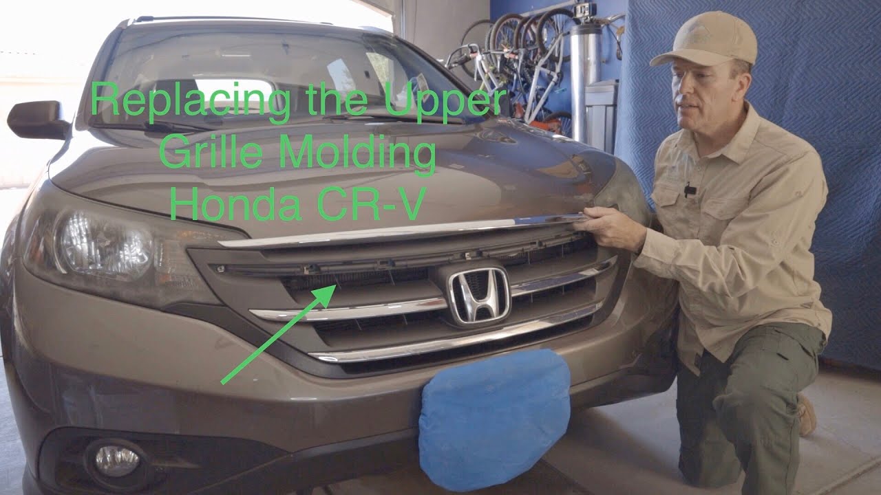 Замена верхней накладки решетки радиатора на Honda CR-V 2013 года