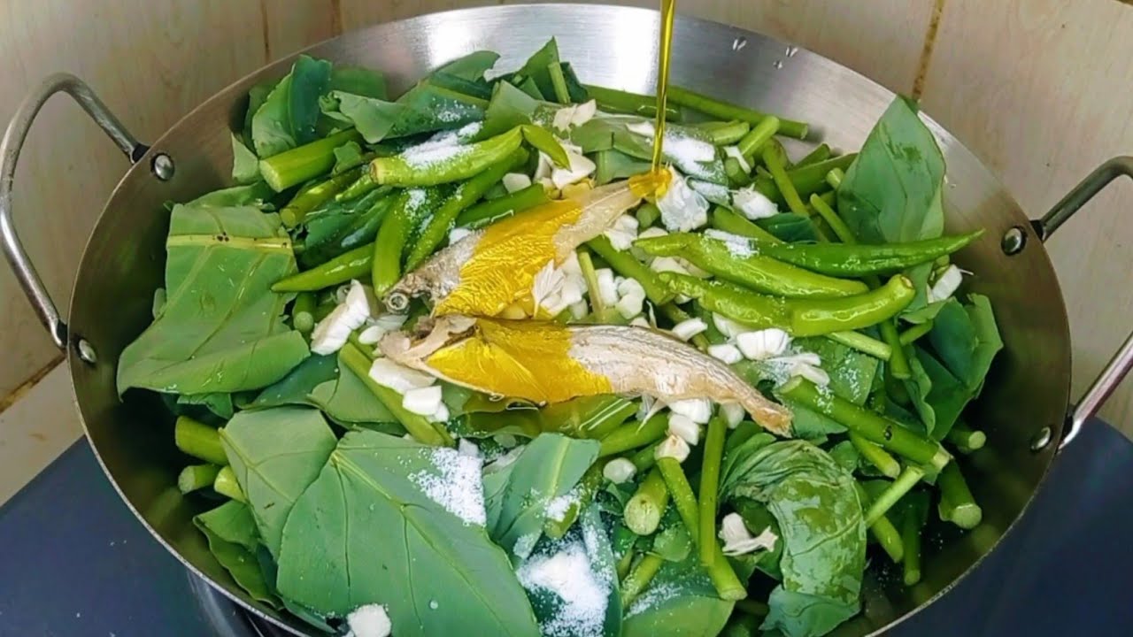 শুঁটকি দিয়ে কচুর শাকের দুর্দান্ত স্বাদের রেসিপি || কচু পাতার লোভনীয় ভর্তা রেসিপি / bhorta recipe