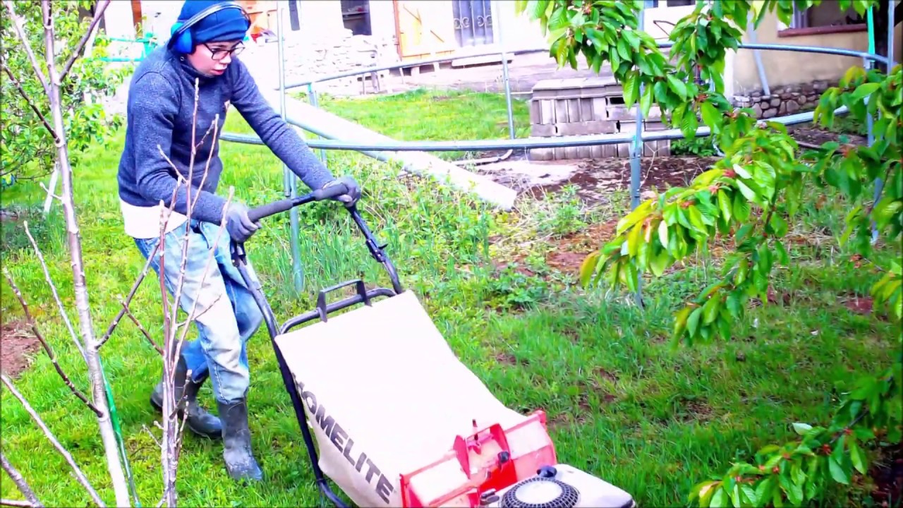 Slow motion :: coupe d'une pelouse ou tonte gazon au printemps