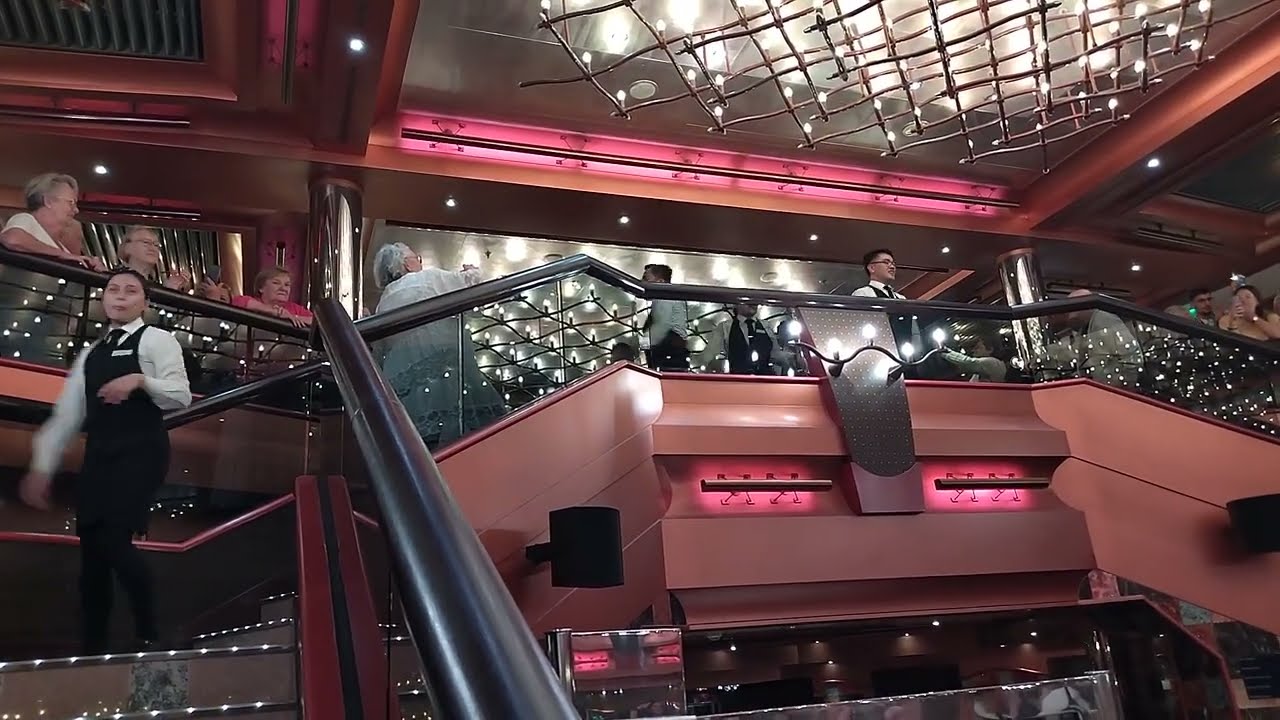 Ballo dei Camerieri! Costa Pacifica Bellissima Serata Italiana!