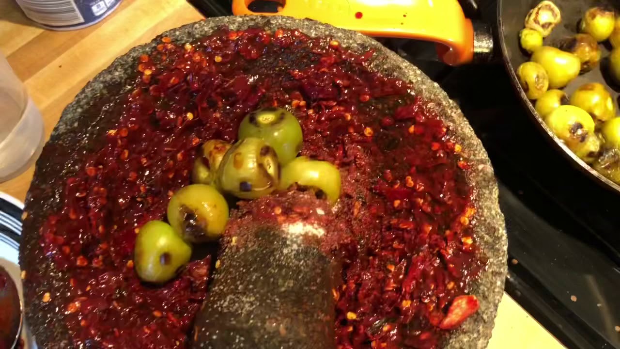 CHILE ROJO CON TOMATILLO EN MOLCAJETE ESTILO RANCHO