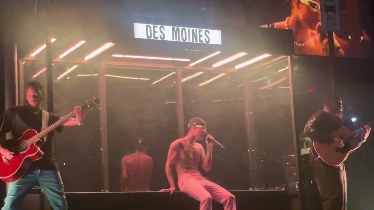 Justin Bieber singing ‘Hold Tight’ at the Justice Tour in Des Moines (4/24/22)