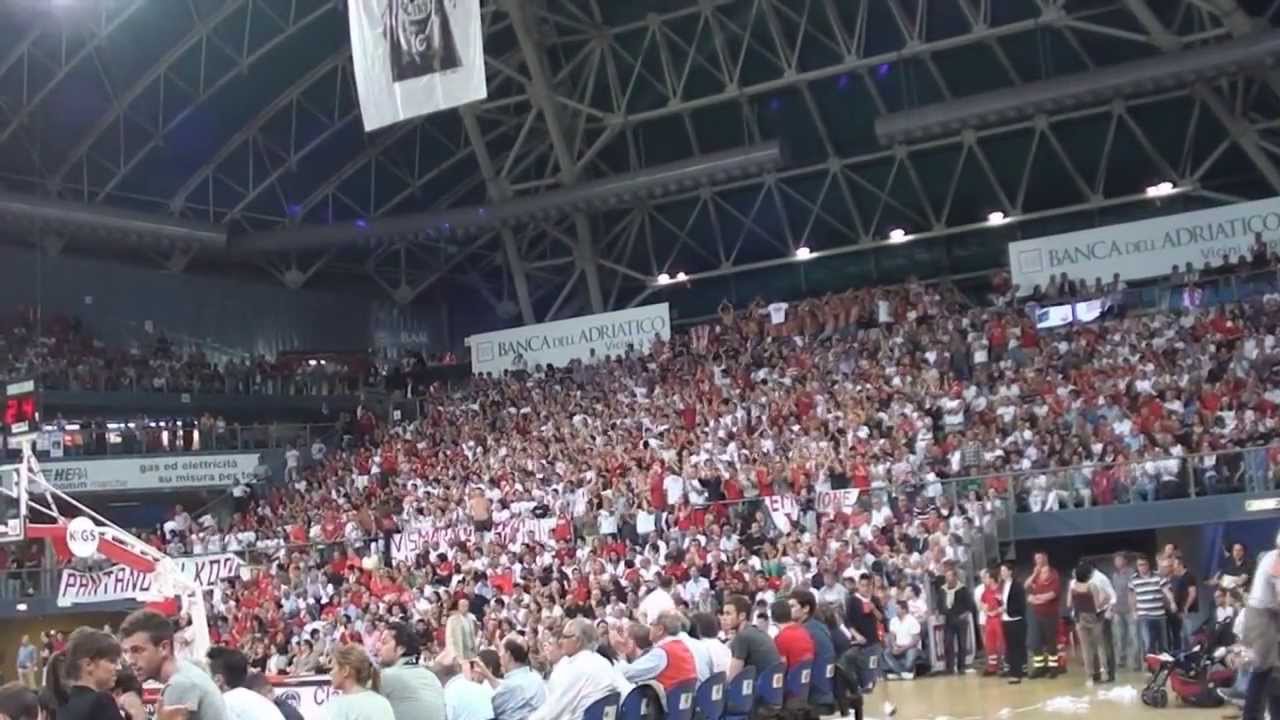 La carica dei 10.000 tifosi nella semifinale Pesaro - Milano: 85 - 77