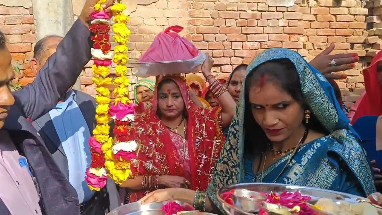 हम चले भतरियों का स्वागत करने ।