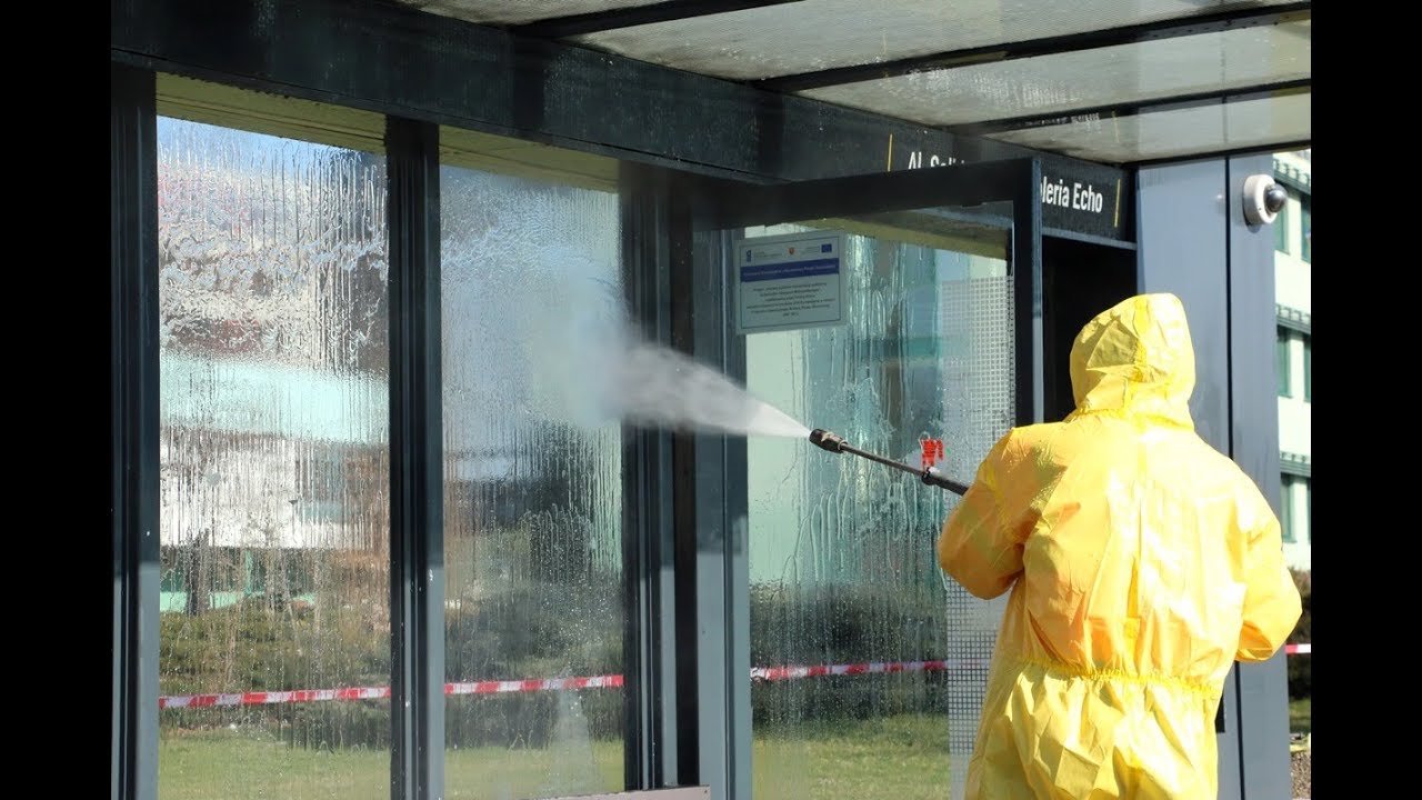 Dezynfekcja i mycie przystanków autobusowych. Walka z koronawirusem w Kielcach