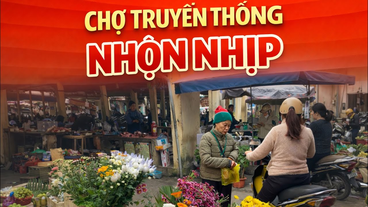 Chợ truyền thống nhộn nhịp vào cuối tuần