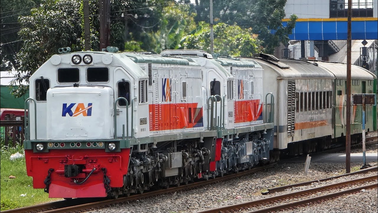LOKOMOTIF KEMBAR NARIK KERETA BARANG YANG NANTINYA AKAN BERUBAH MENJADI KA MOTIS SELATAN !