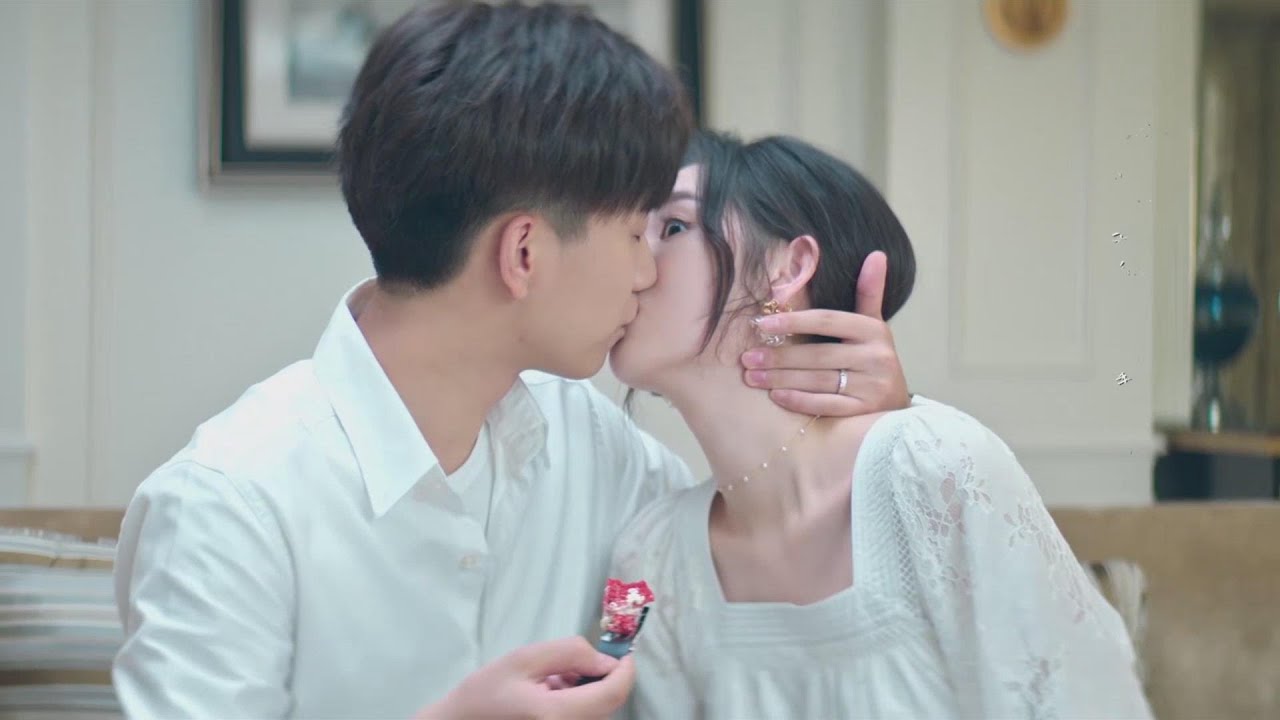 TV Drama💥灰姑娘陪霸總出差，他終於承認愛上她，生日夜熱吻小嬌妻！#只是结婚的关系##oncewegetmarried#甜宠#drama#TV