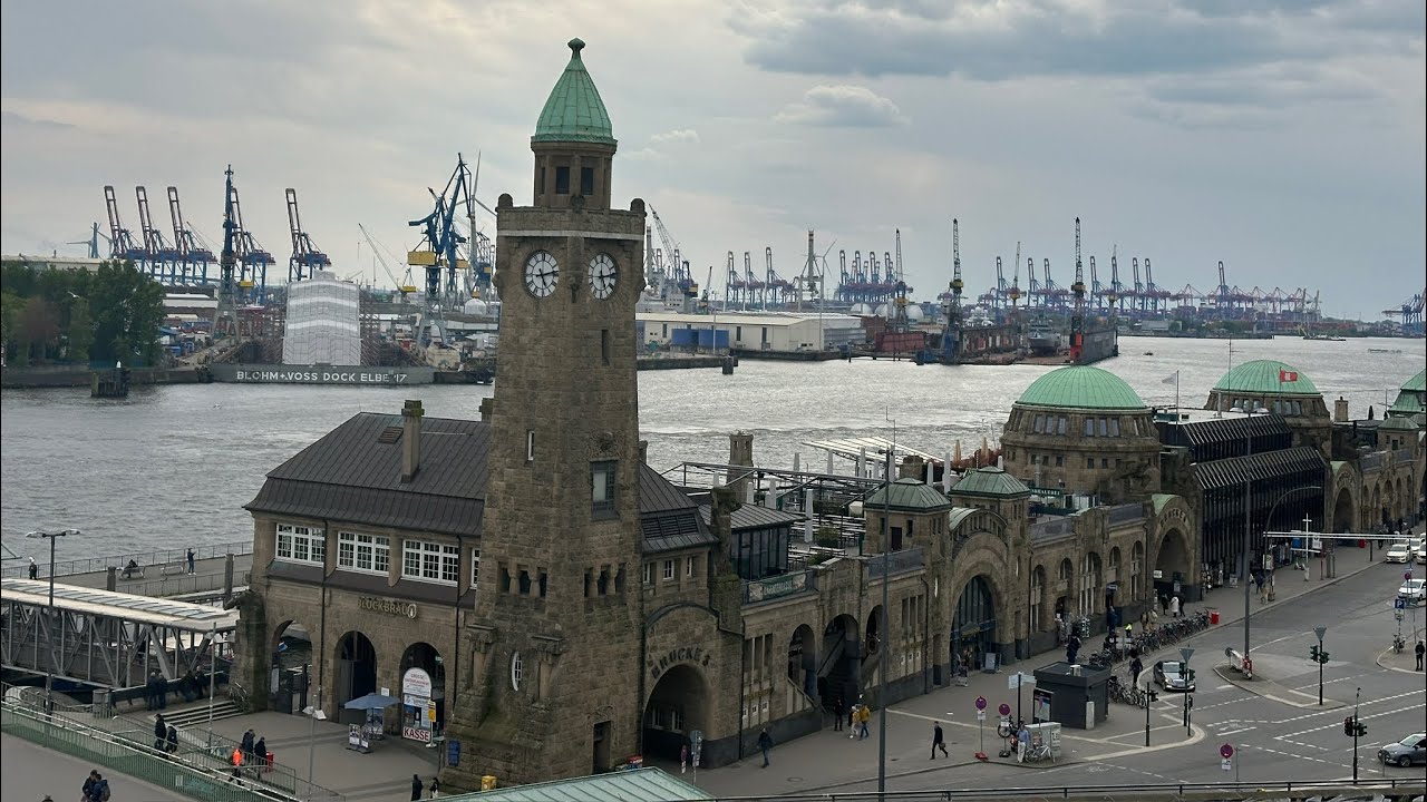 The floating dock-called the "Landungsbrücken" landing stages–is 700 mtr long.