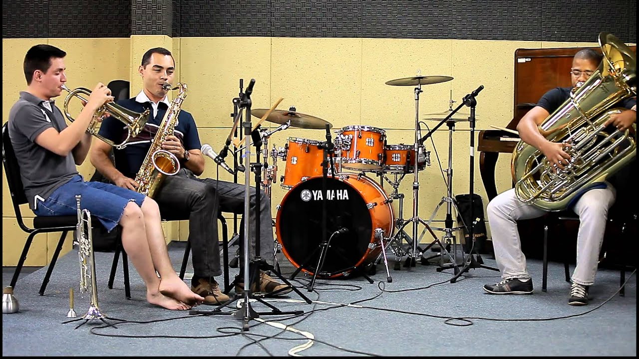 Jhoninha #5 Tuba Groove  - Tocou-Me Harpa Cristã (BrasilBrass Groove)